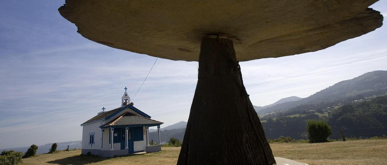 La ermita de La Regalina vista desde el hórreo, en el prao de La Garita.