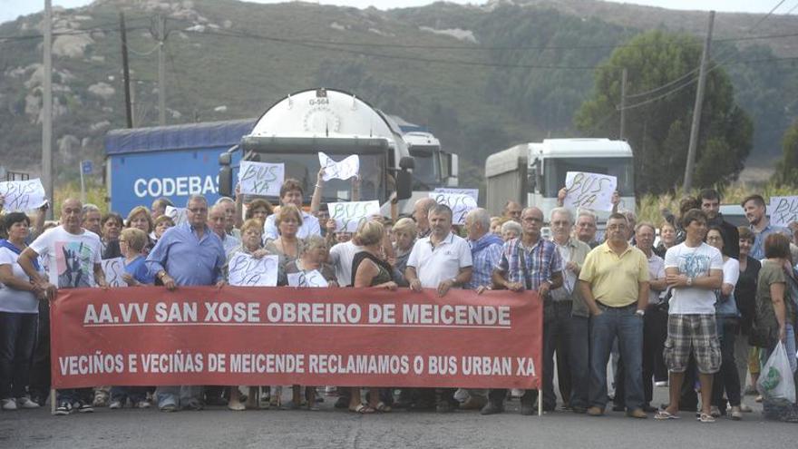 Vecinos de Meicende, en una concentración para exigir la parada del bus urbano. | víctor echave