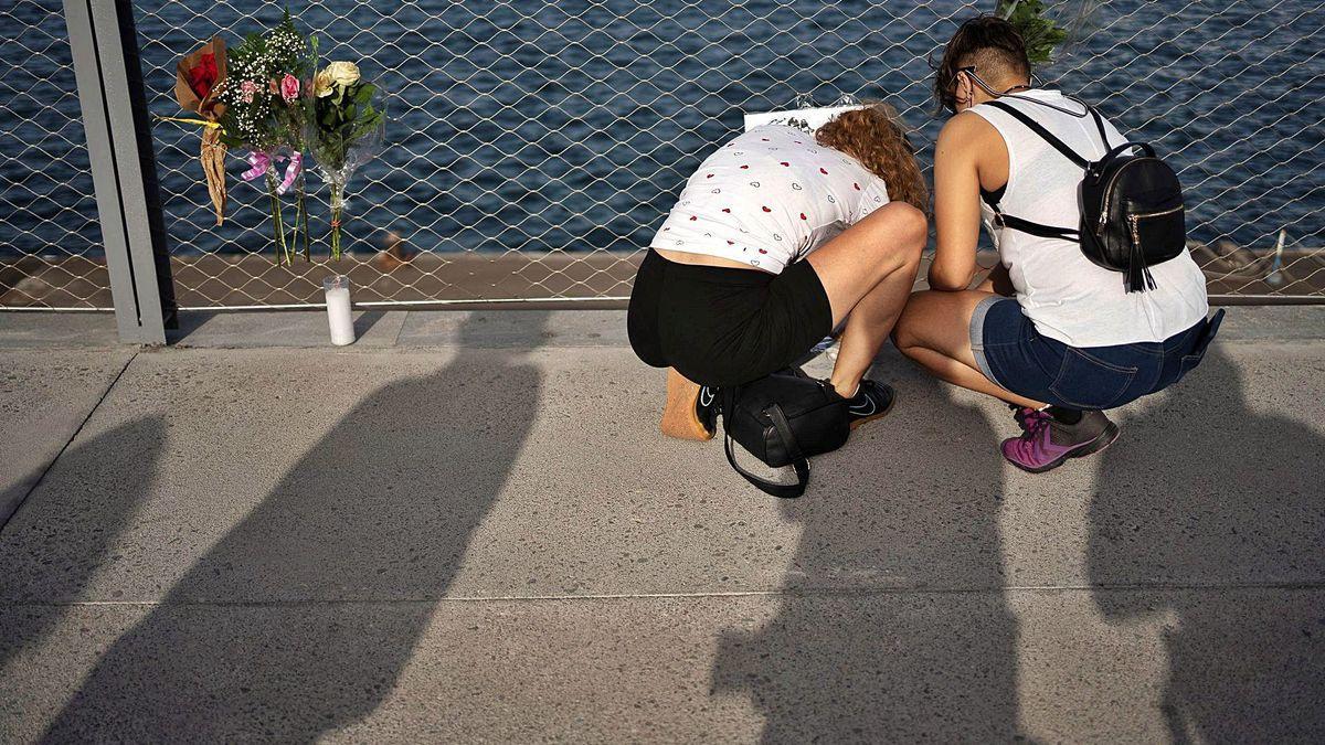 Homenaje con flores a las niñas asesinadas en Tenerife.