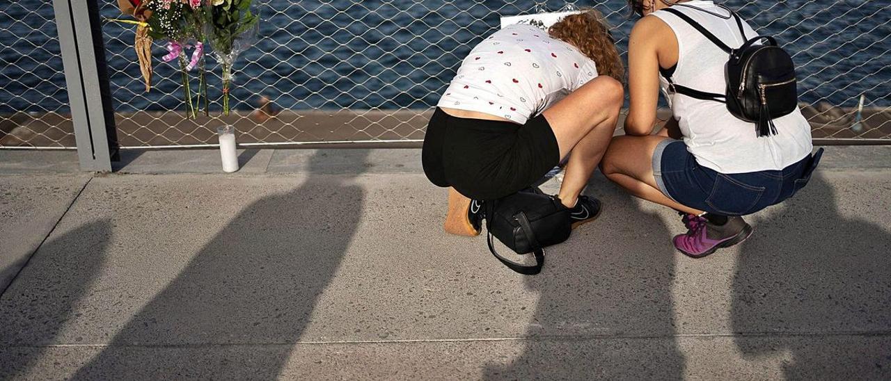 Homenaje con flores a las niñas asesinadas en Tenerife.