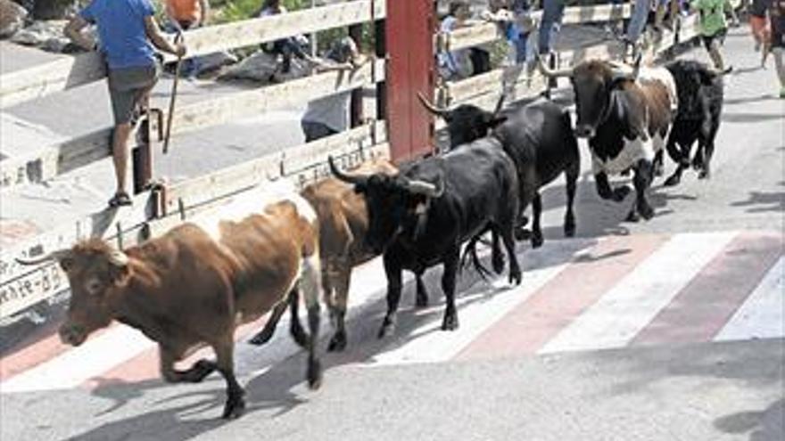 Orpesa despide sus intensas fiestas con traca y castillo