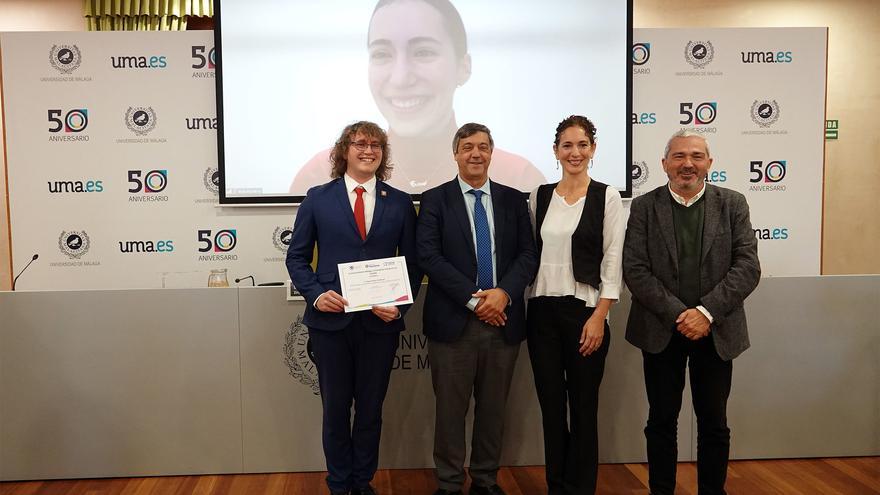 Entrega de las becas, con la imagen de Eva Moreno por videoconferencia y, con el diploma Hugo Chapon, junto al rector de la UMA, Teodomiro López, el director general de la FGUMA, Diego Vera, y la presidenta de la Fundación Kareema, Nadia Katy Gil