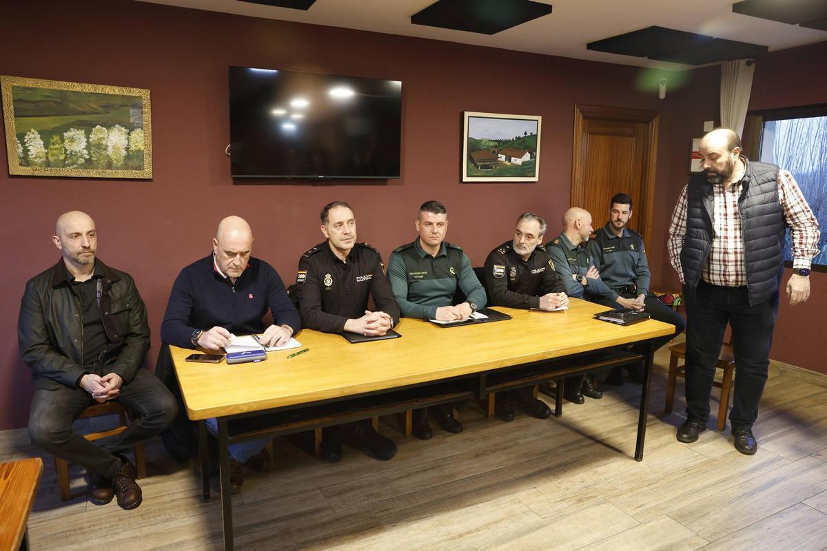 Mandos policiales visitan "Les Caseríes" ante la oleada de robos en Asturias (en imágenes)