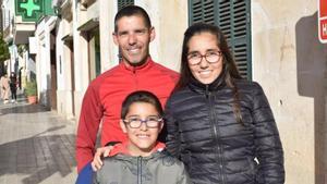 José Carlos Aceituno posa ayer junto a sus dos hijos.