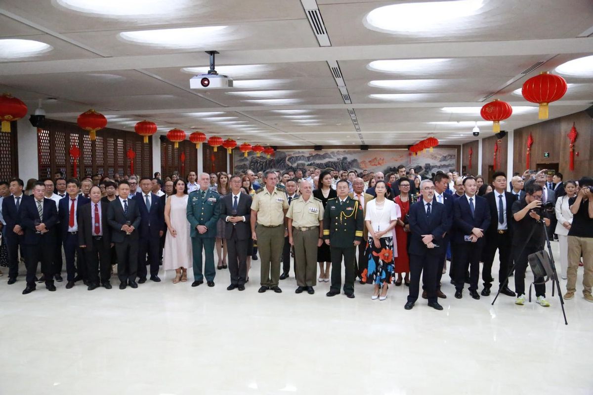 Diversos representantes de la sociedad española asistieron a la recepción organizada por la Embajada de China con motivo del 98.º aniversario de la Fundación del Ejército Popular de Liberación (EPL) de China.