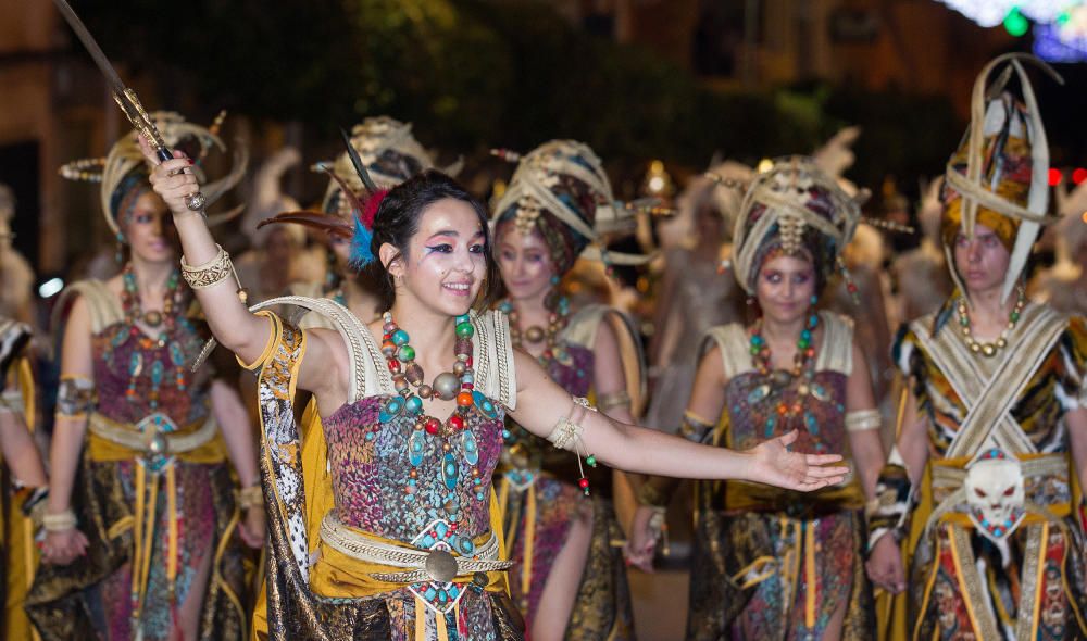 Los festeros tomaron ayer tarde el centro de Agost con una fastuosa Entrada Cristiana que llenó de música y fiesta las calles.