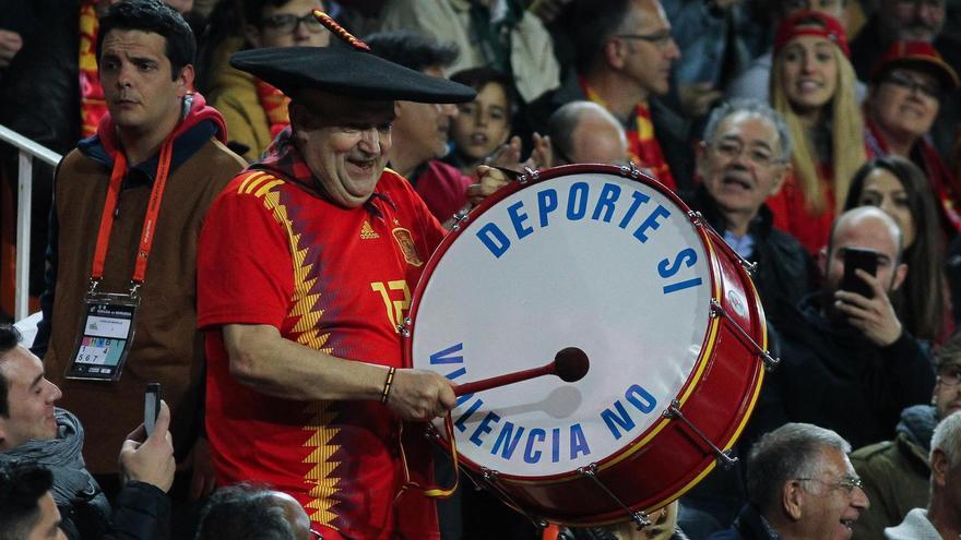 Fallece Manolo el del Bombo, el aficionado más famoso de la Selección Española