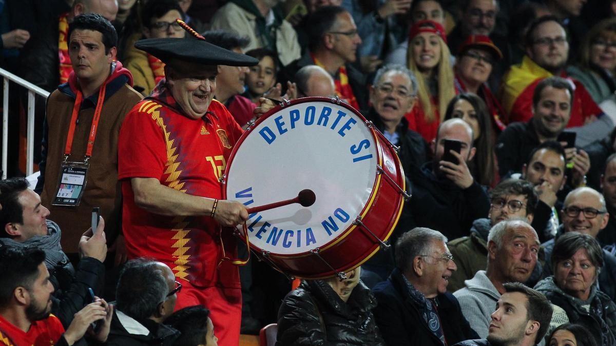 Fallece Manolo el del Bombo, el aficionado más famoso de la Selección Española