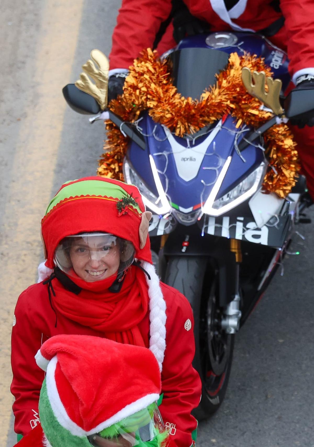 'Papanoelada' motera recorre las calles de València