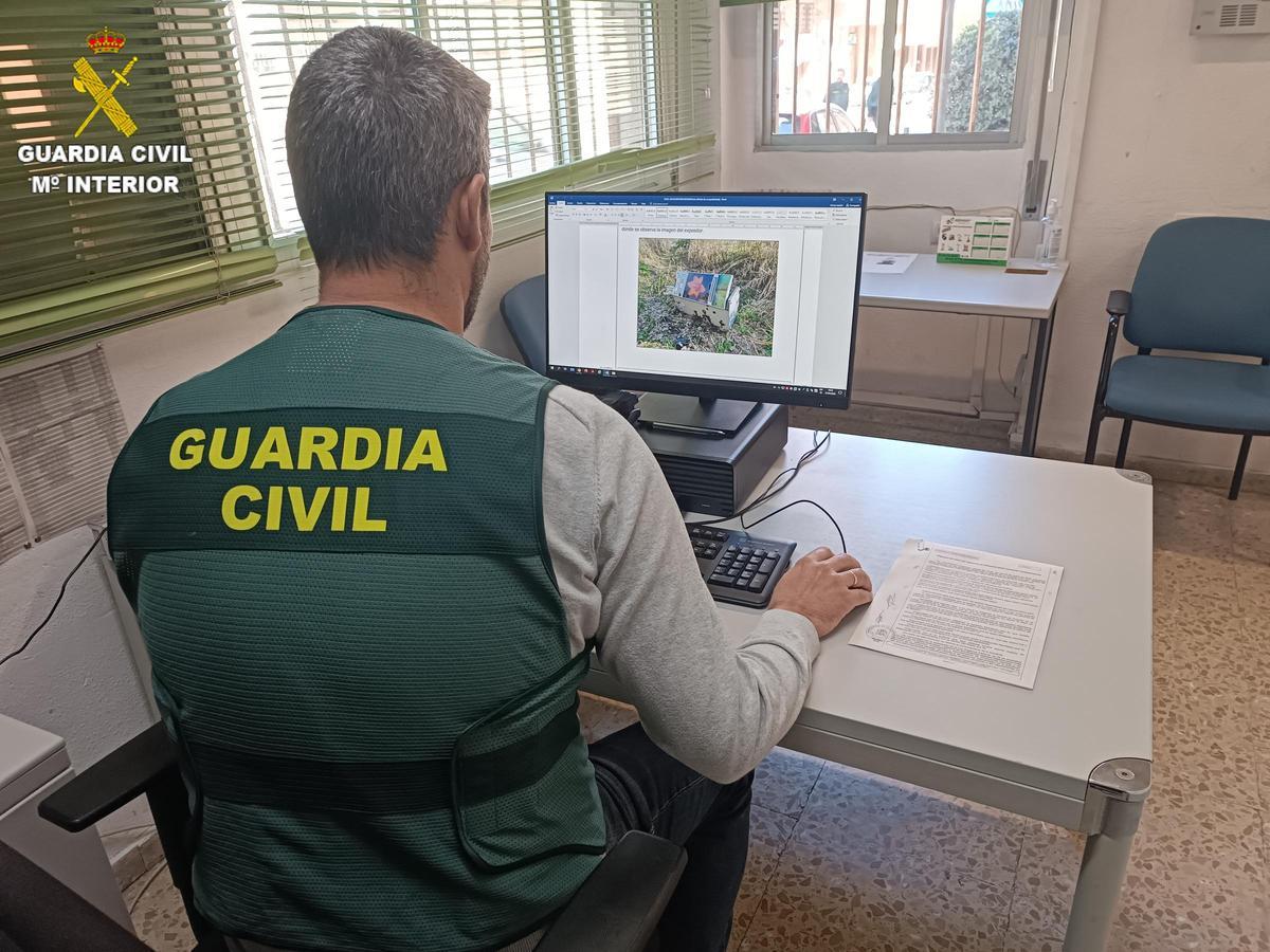 Un agente de la Guardia Civil, durante la investigación.