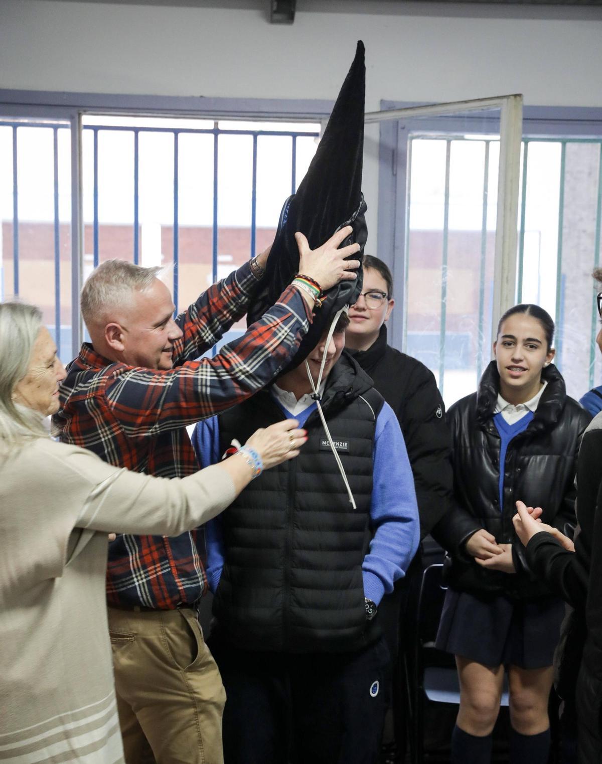 Los cofrades de Gijón buscan nuevos penitentes en el colegio San Miguel (en imágenes) Los cofrades de Gijón buscan nuevos penitentes en el colegio San Miguel (en imágenes)