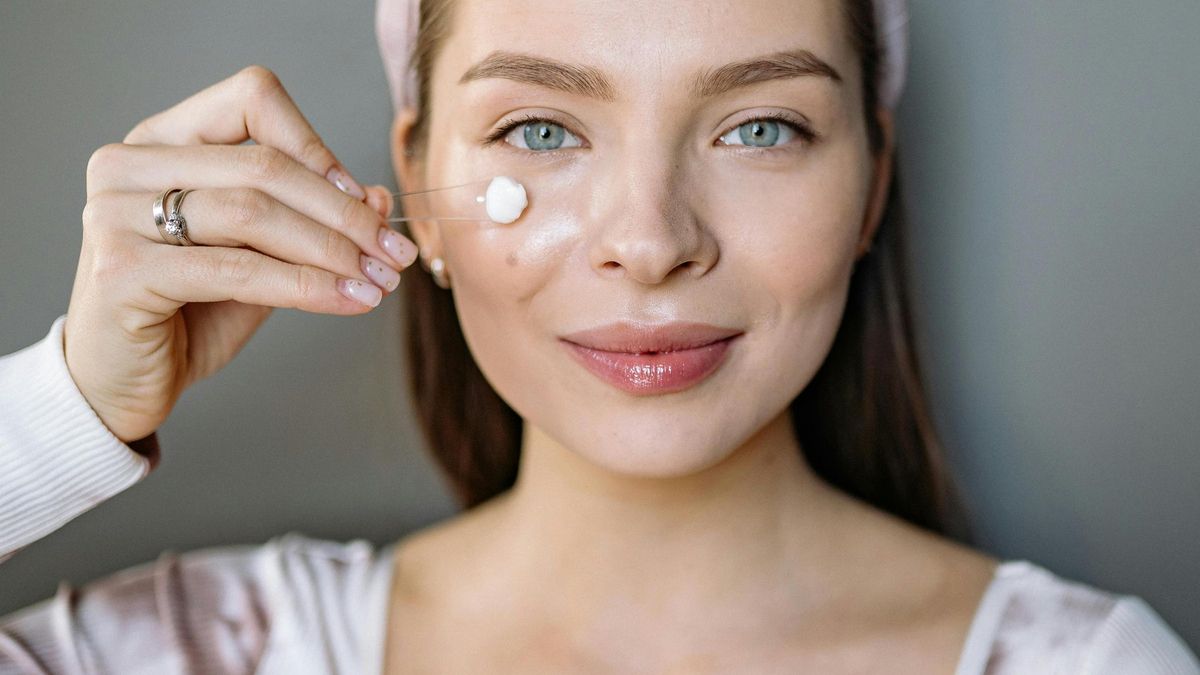 Álex Docampo, dermatólogo: "En el contorno de los ojos se puede utilizar el mismo serum o crema con retinol que en el resto de la cara"