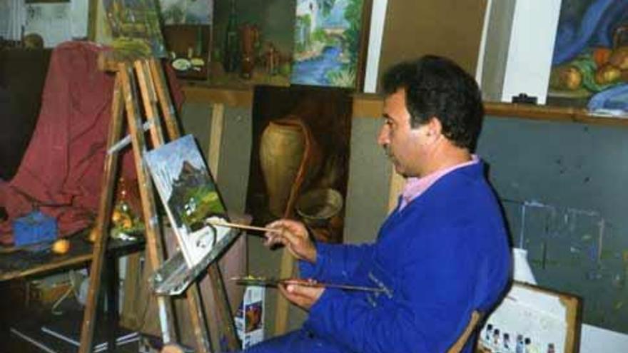 Joaquín Castro, pintando en su estudio.
