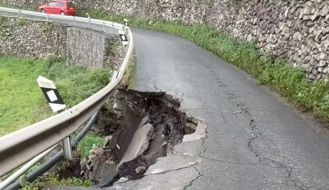 El cierre por desplome de la calzada de la GC-212 por el barrio del Faro de Teror indigna a los vecinos