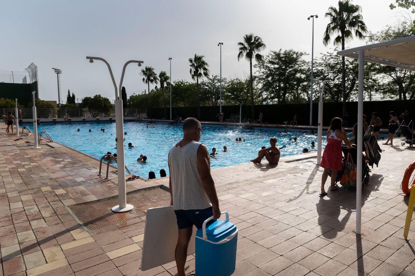 La piscina de Silla, gratis en la ola de calor, repleta de gente