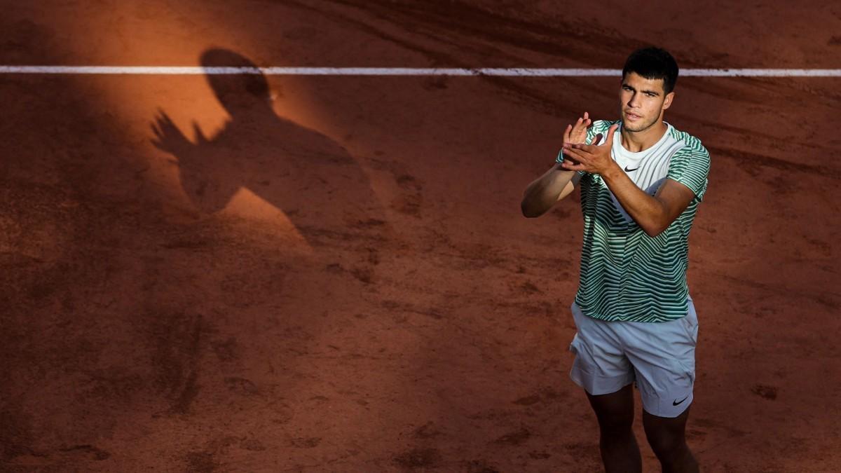 Alcaraz aplaude al público en Roland Garros