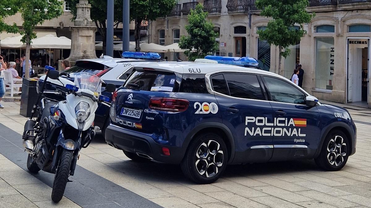 Vehículos de la Policía Nacional en la Praza da Princesa de Vigo.