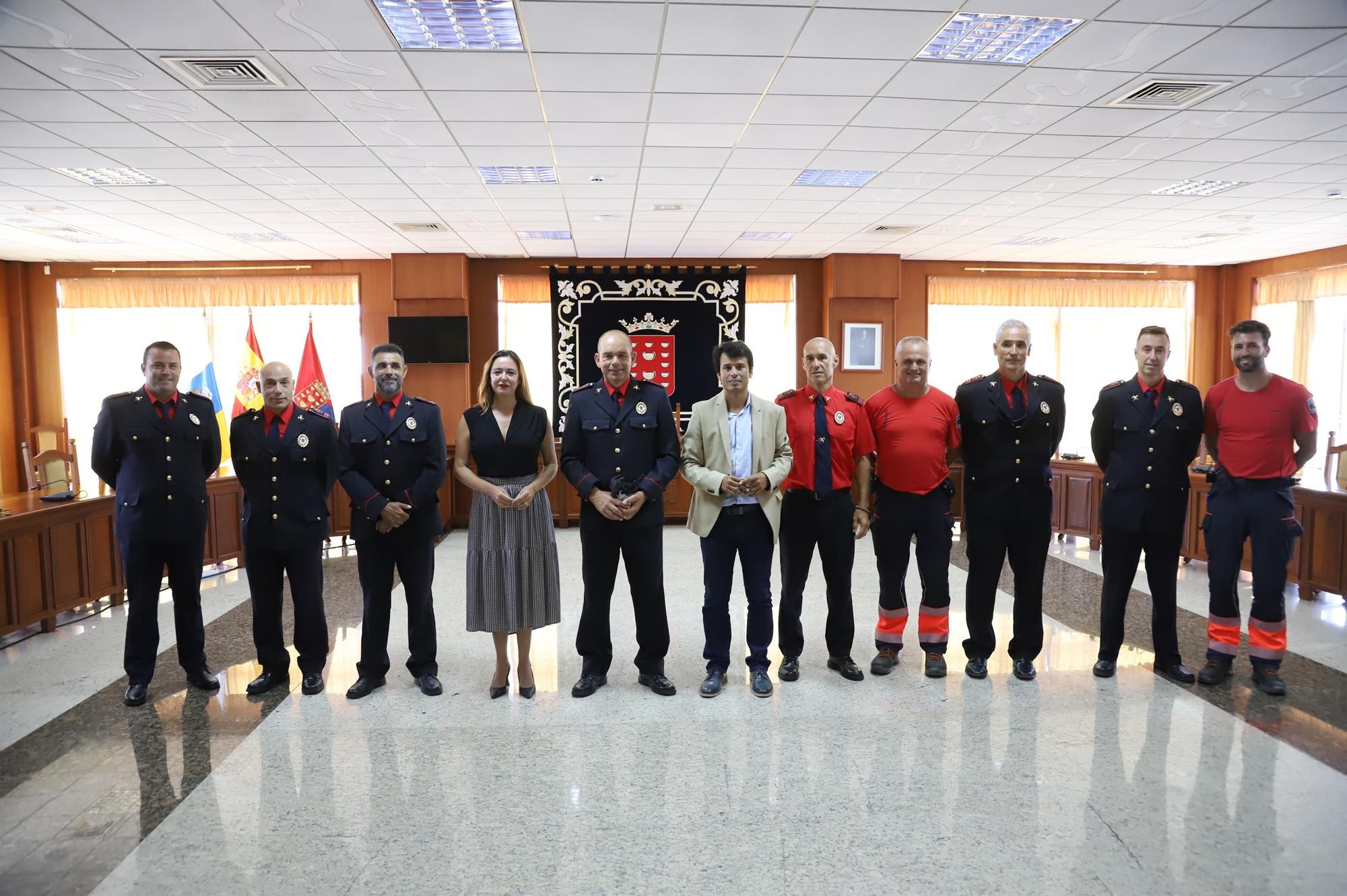 El Cabildo de Lanzarote homenajea al bombero Luis Álvarez tras 31 años de servicio