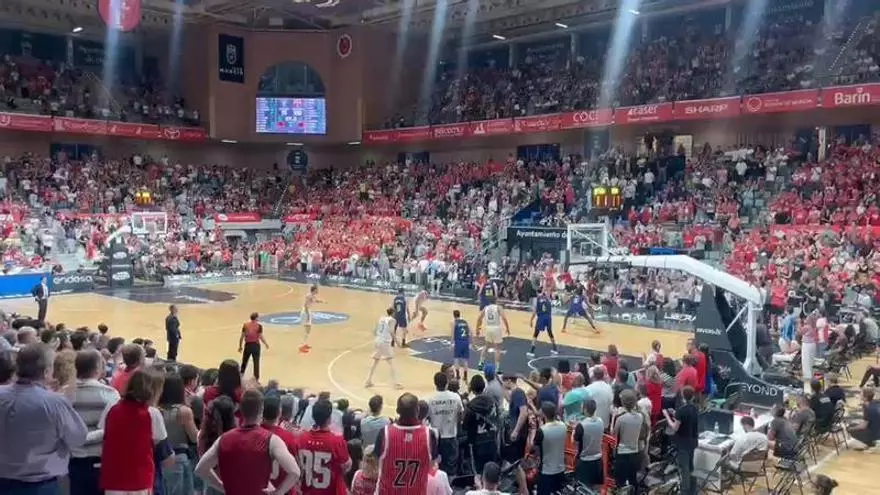 La larga ovación de la afición al UCAM Murcia en el cierre de la temporada