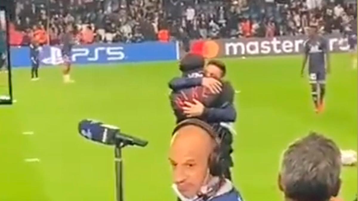 ¡Quién les iba a decir que iban a encontrarse así! El sincero abrazo de Leo Messi y Ronaldinho en el Parque de los Príncipes