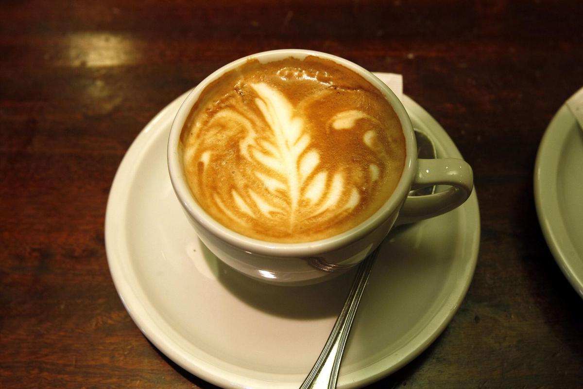 Una taza de café en la barra de un bar de Zaragoza