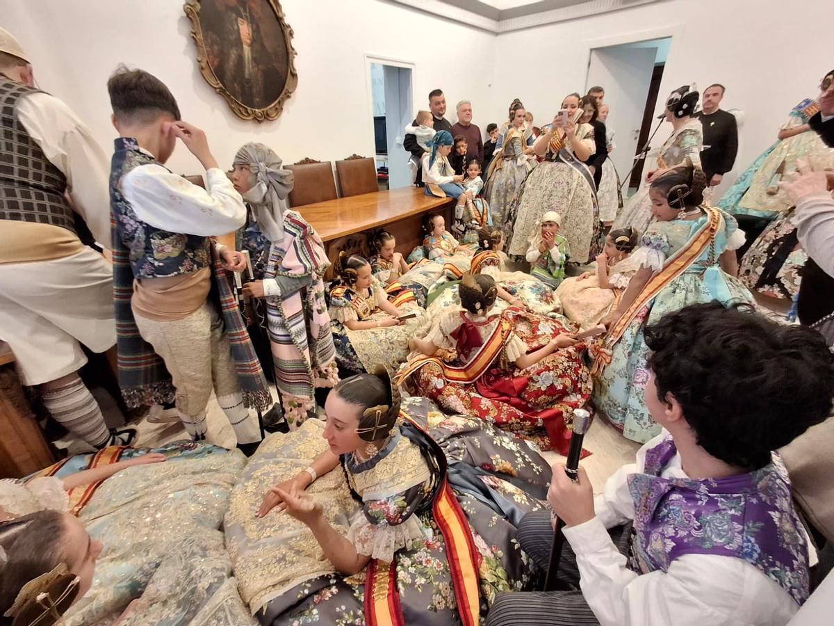Un respiro antes de la emoción de los premios y una plaza a tope: imágenes de las Fallas de Dénia Un respiro antes de la emoción de los premios y una plaza a tope: imágenes de las Fallas de Dénia
