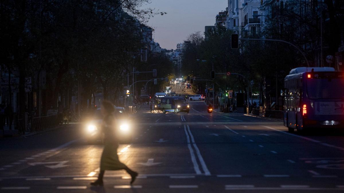 Una calle de Madrid durante el atardecer, sin alumbrado público.