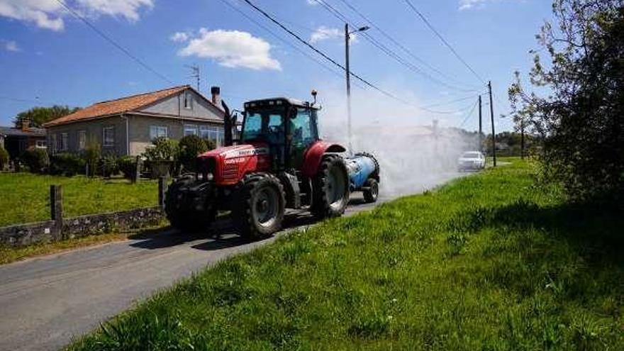 Un tractor con fumigadora, durante sus trabajos en el rural.