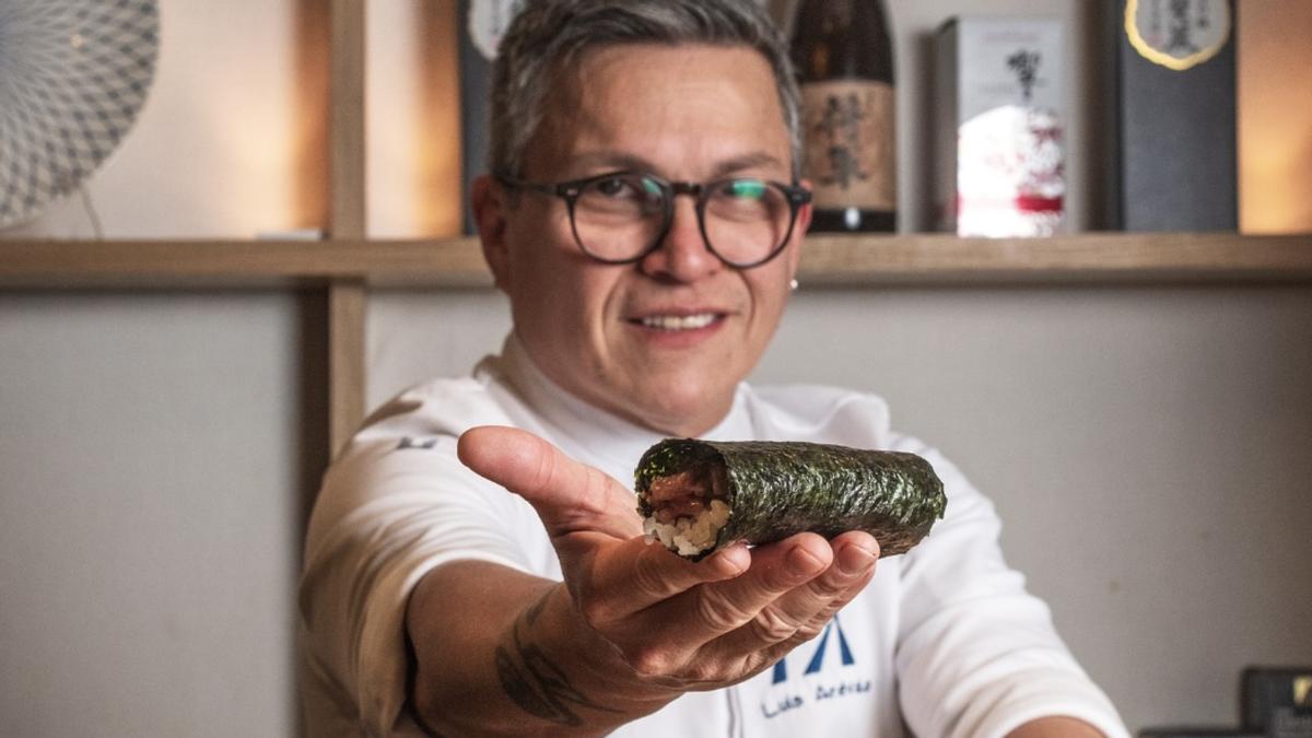 Luis Arévalo muestra uno de los 'hand rolls' de Akiro.