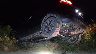 Retirado un coche abandonado al borde de un acantilado con piedras en el interior