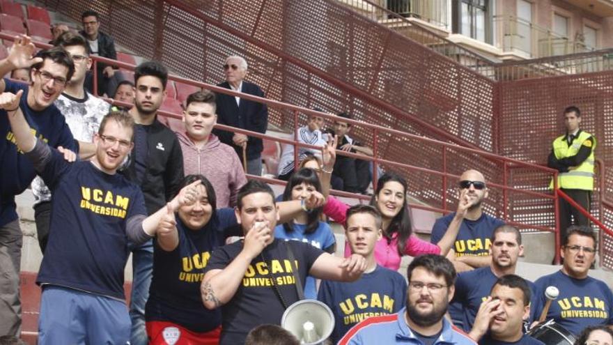 Los aficionados universitarios de la peña ´Los T-UCAM´, en las gradas de La Condomina.