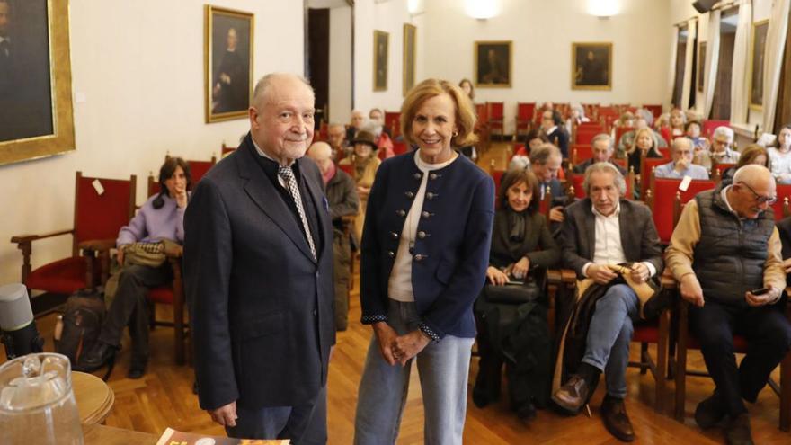 Leopoldo Tolivar Alas y Marta Pérez Toral, antes de comenzar la conferencia. | FERNANDO RODRÍGUEZ