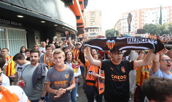 Ambientazo en Mestalla antes del partido entre el Valencia CF y el Real ...