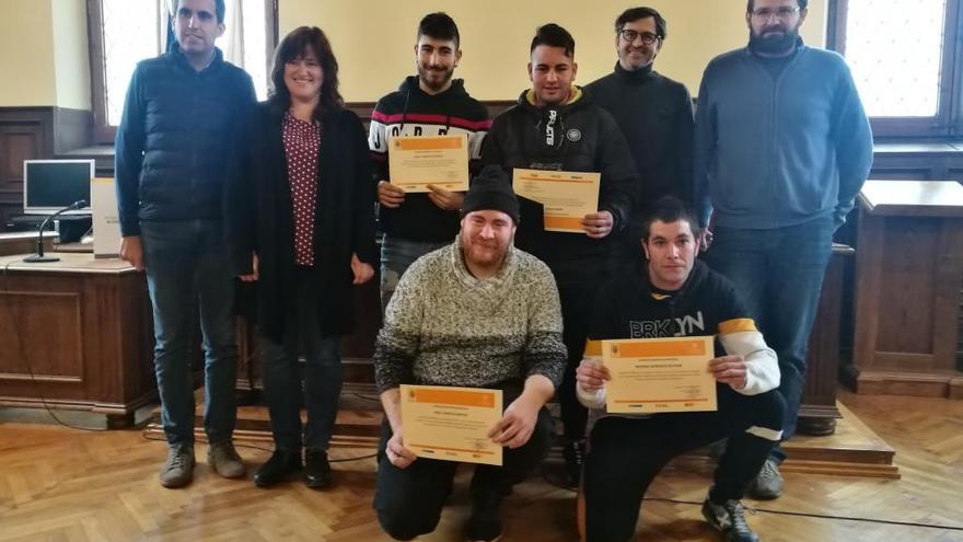 Integrants de la brigada juvenil amb representants municipals, aquest dimarts al saló de plens de l&#039;Ajuntament