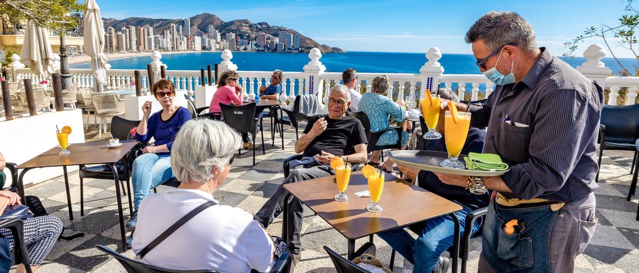 Un camarero atiende a los turistas en una terraza de Benidorm el pasado mes de febrero.