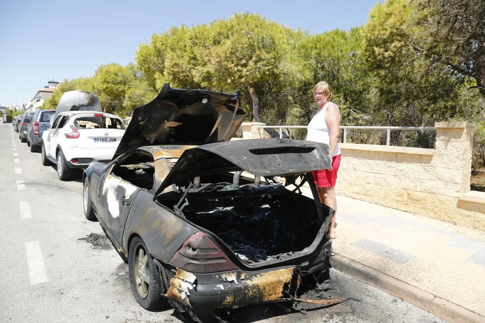 Uno de los coches calcinados