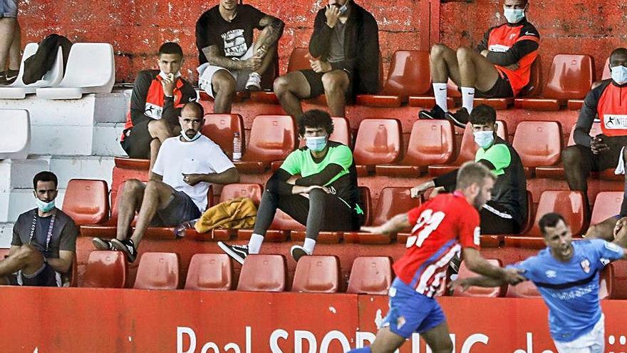 por la izquierda, Hernán, Djurdjevic, Unai Medina, Isma Cerro, Cordero, Javi Izquierdo y Nach Méndez, ayer, durante el partido ante el Logroñés.