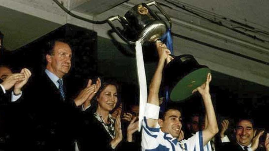 José Ramón, capitán do Deportivo, levanta a Copa do Rei de 1995 no palco do Santiago Bernabéu.