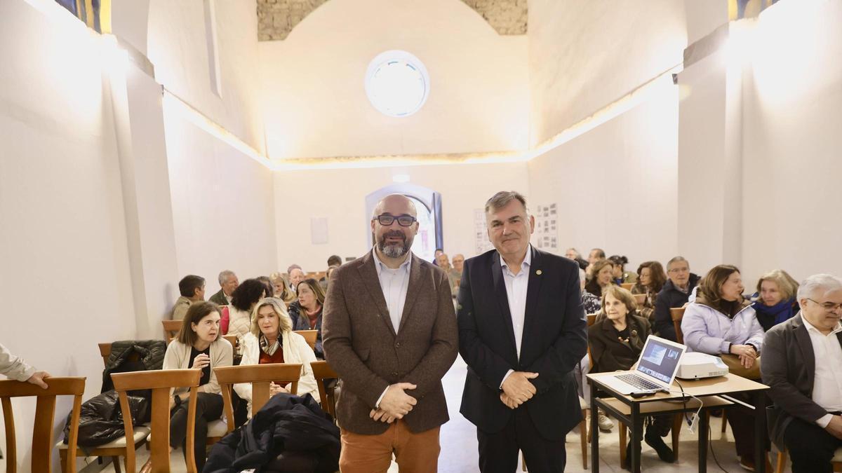 La charla del doctor Francisco Vizoso en la capilla de San Esteban del Mar, en imágenes