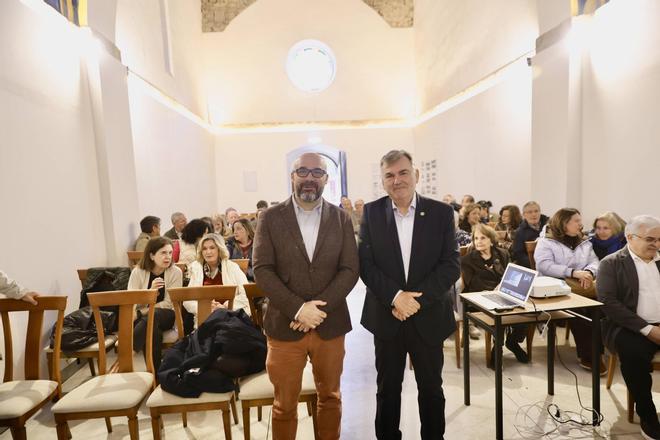 La charla del doctor Francisco Vizoso en la capilla de San Esteban del Mar, en imágenes