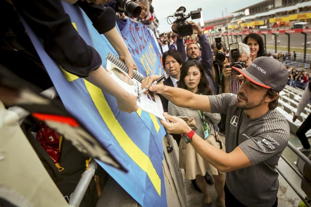 Fernando Alonso baño de masas en Suzuka