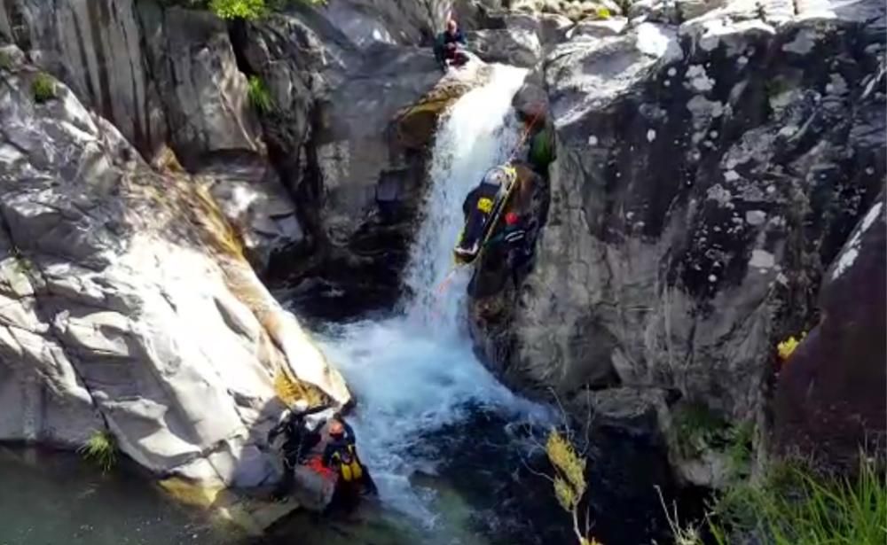 La Guardia Civil alerta en Ponte Caldelas sobre los peligros del barranquismo