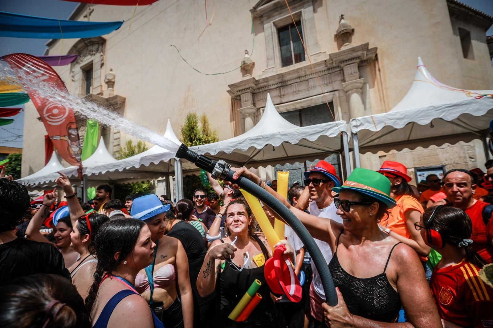 El primer Chupinazo, el de Catral, arranca el ciclo de fiestas veraniegas de los pueblos de la Vega Baja