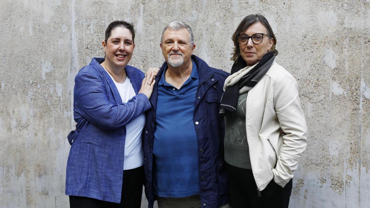 En el centro, Manuel del Portillo, paciente de cáncer de mama, rodeado por Ivana Pardiñas, de azul, e Isabel Palacios, de beige, también pacientes de cáncer de mama.