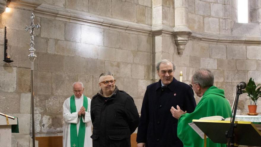 En primer término la cruz parroquial restaurada junto a sacerdotes y responsables de Resurrección. | Alba Prieto