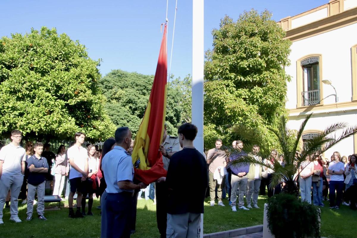 Acto de entrega de diplomas a los tres estudiantes de Secundaria finalistas de la edición valenciana de la 13º concurso Carta a un militar español, con izado de bandera en la Delegación de Defensa y visita guiada al Museo Histórico Militar de València.