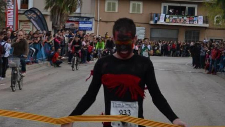 Antoni Roldán entra en la línea de meta.