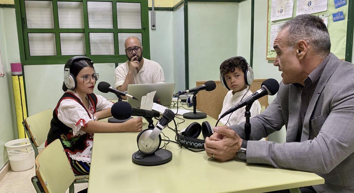Alumnos del CEIP Isabel La Católica asistentes a la presentación del cuento ‘La Isla Escondida’ en el TEA.  | El Día