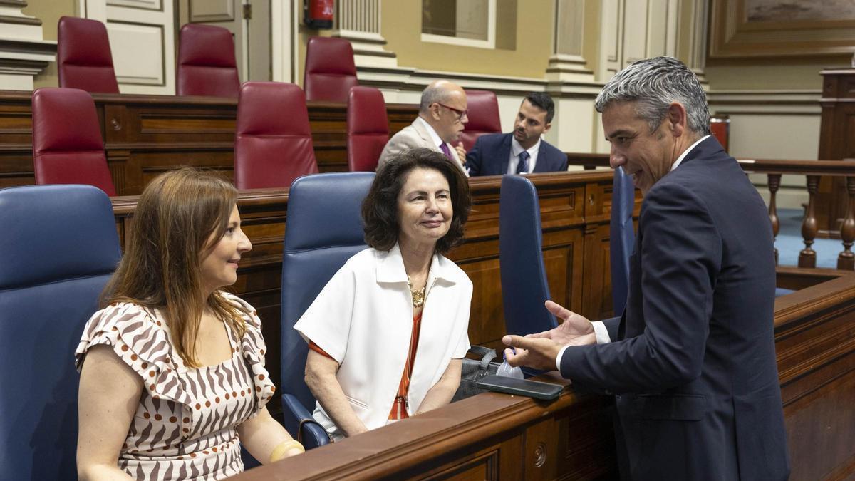 Nieves Lady Barreto, Matilde Asián y Narvay Quintero, conversan.