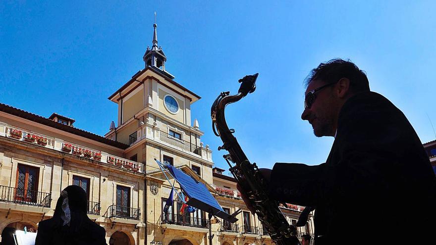 La Banda de Música “Ciudad de Oviedo”, frente al Ayuntamiento. | Miki López